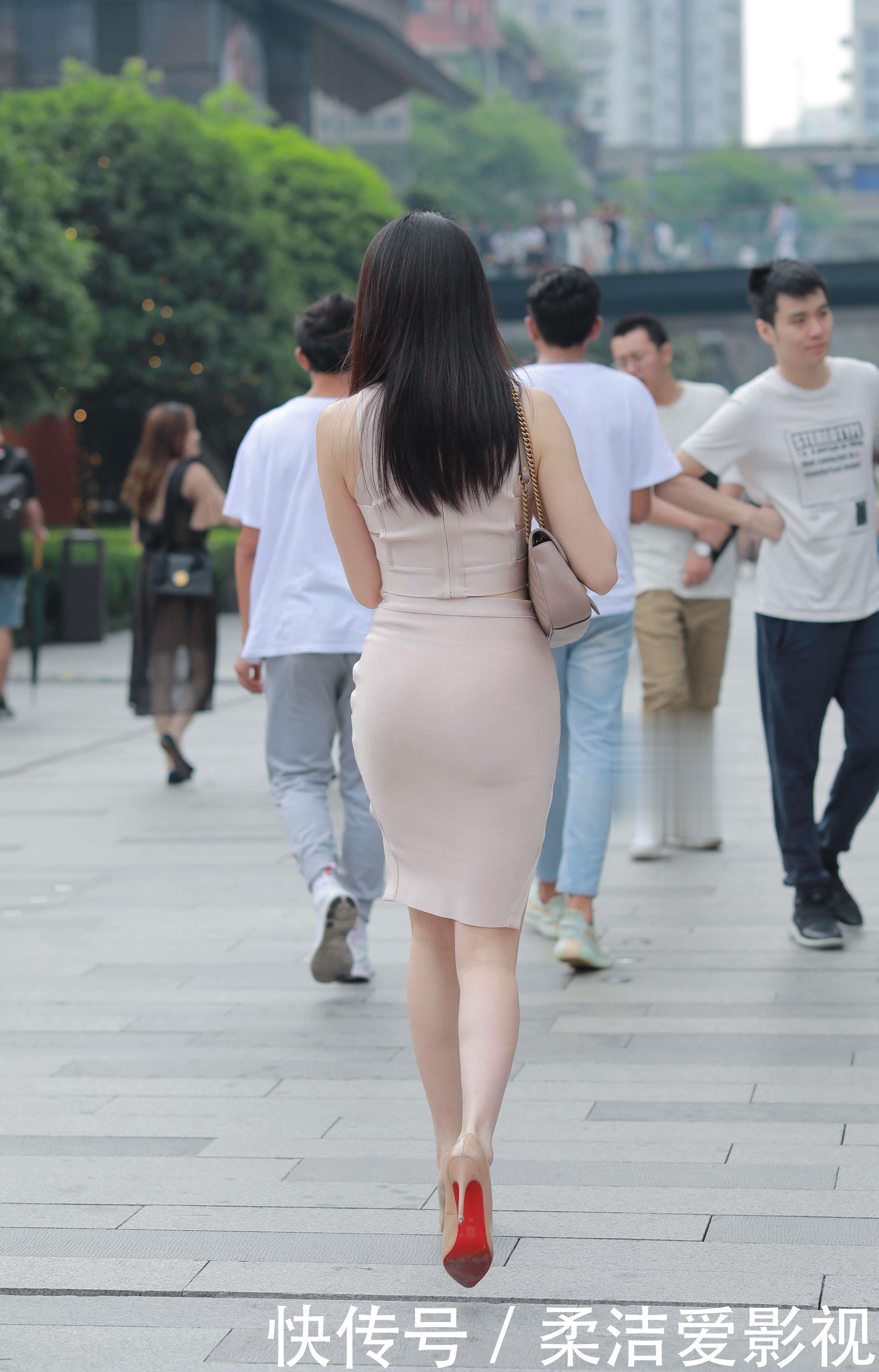 街拍:香槟色的连衣裙小姐姐,分段式设计凸显层次感!