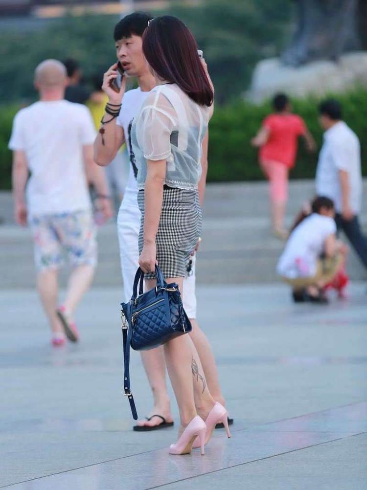  少女|街拍：少女穿着紧身格子裙，显得很时尚