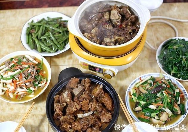 2021年的家庭聚会第一餐,有荤有素搭配均衡,一家人吃得开心满足