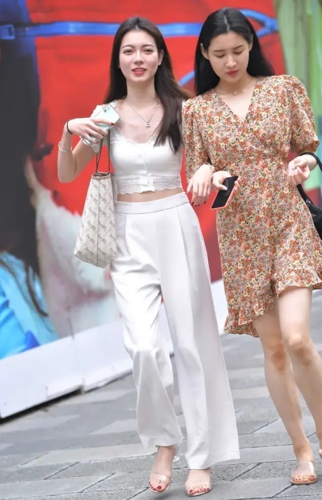 和闺蜜逛街，穿白长裤的大长腿性感美女