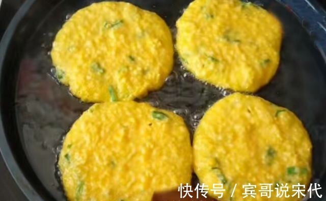 玉米不用水煮,换个做法,不用10分钟做完,自己就能吃光一盘!