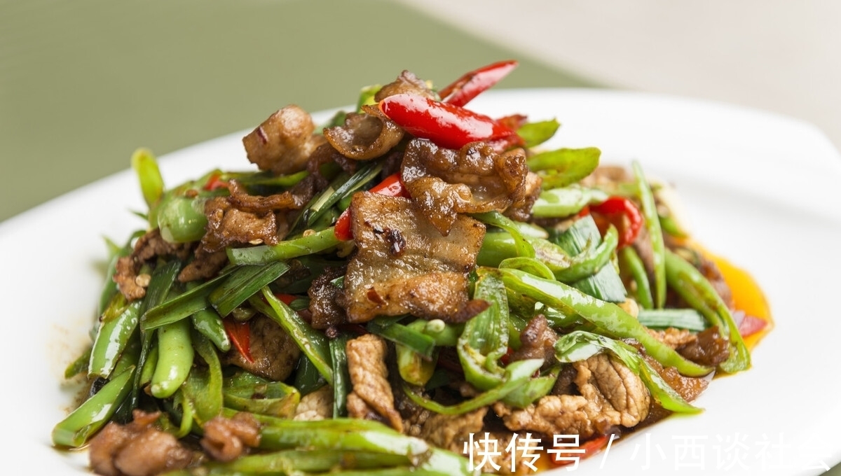 做辣椒炒肉，先炒辣椒还是先炒肉？记住2个技巧，肉片滑嫩辣椒香