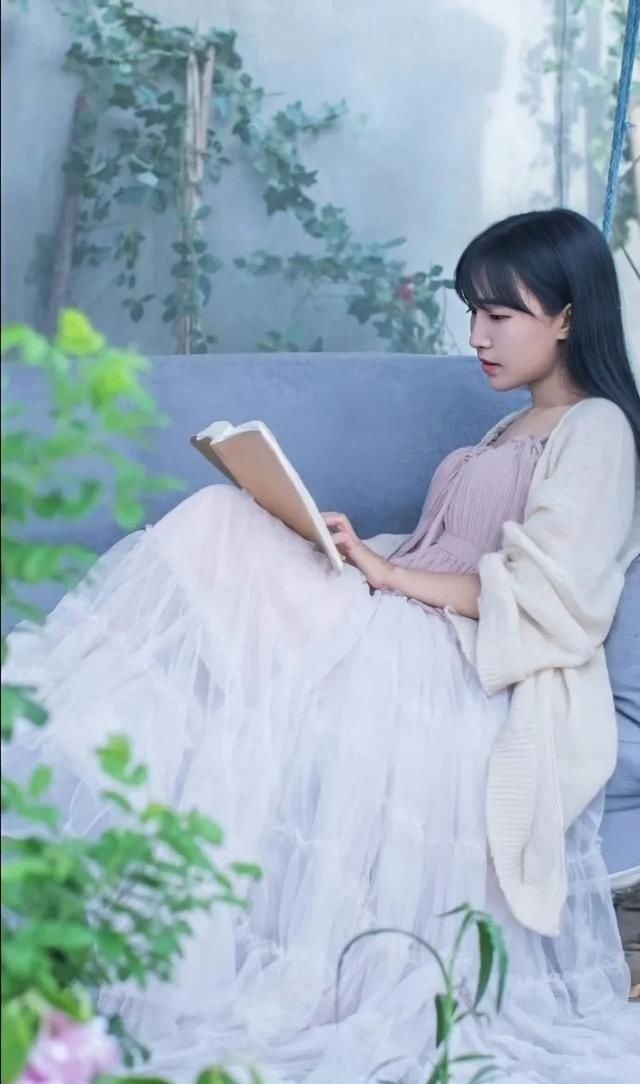 如果說(shuō)李子柒的生活對(duì)我們不切實(shí)際,那她穿的衣服我們倒能學(xué)學(xué)