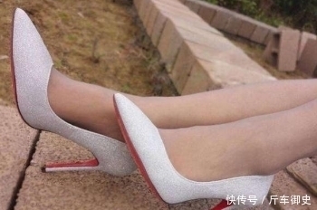 单鞋|细跟单鞋设计，有效打造瘦长脚型的效果，满足你的时尚小心思