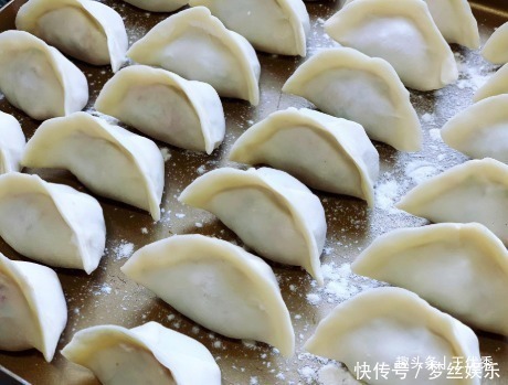 包饺子，韭菜直接拌馅是不对的，学会正确顺序，韭菜鲜香不出水