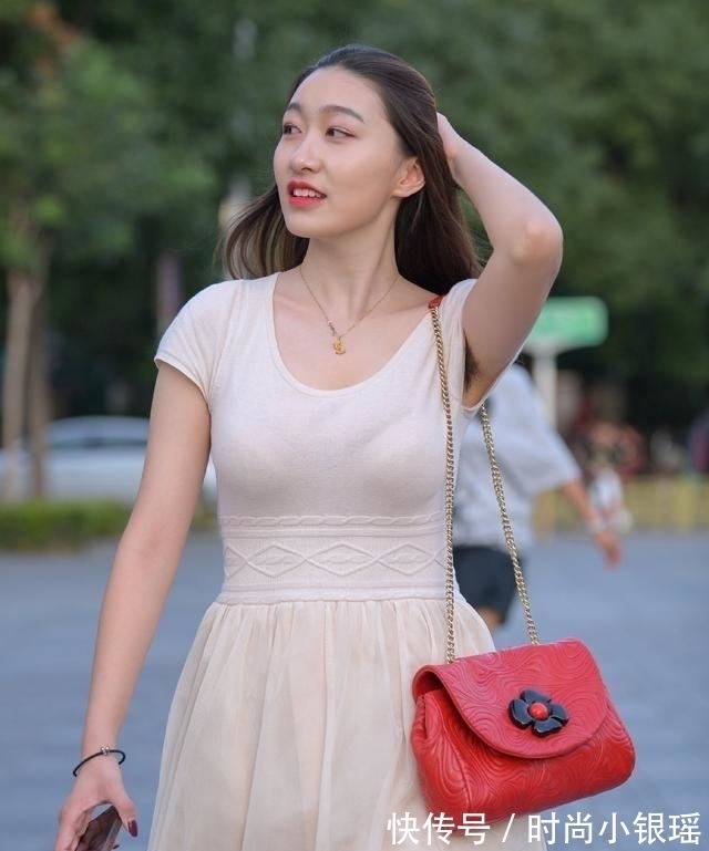 圆领|花纹束腰洁白圆领连衣裙,展现清纯浪漫气质