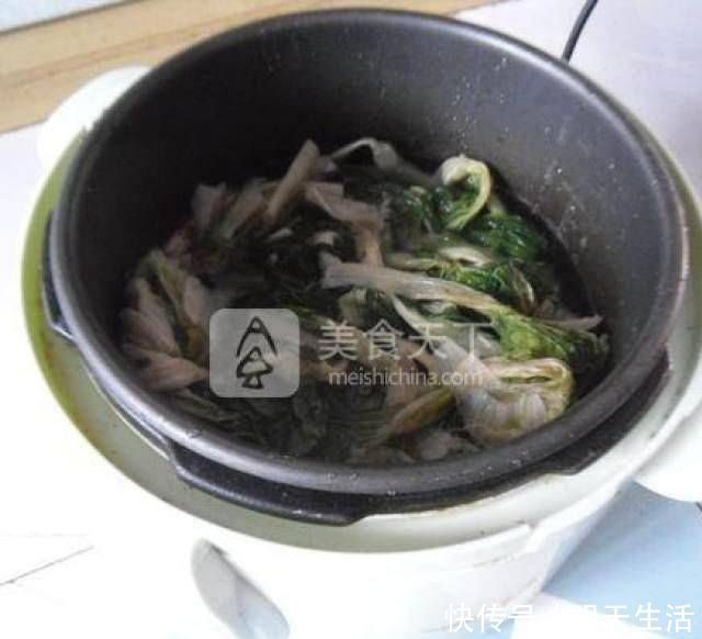 砂锅白菜的最佳食用方法是美味和营养,可以在家里做,太简单了