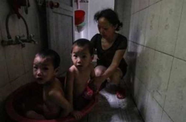 双胞胎7年没穿“衣服”,邻居看不下去而报警,妈妈孩子不能穿