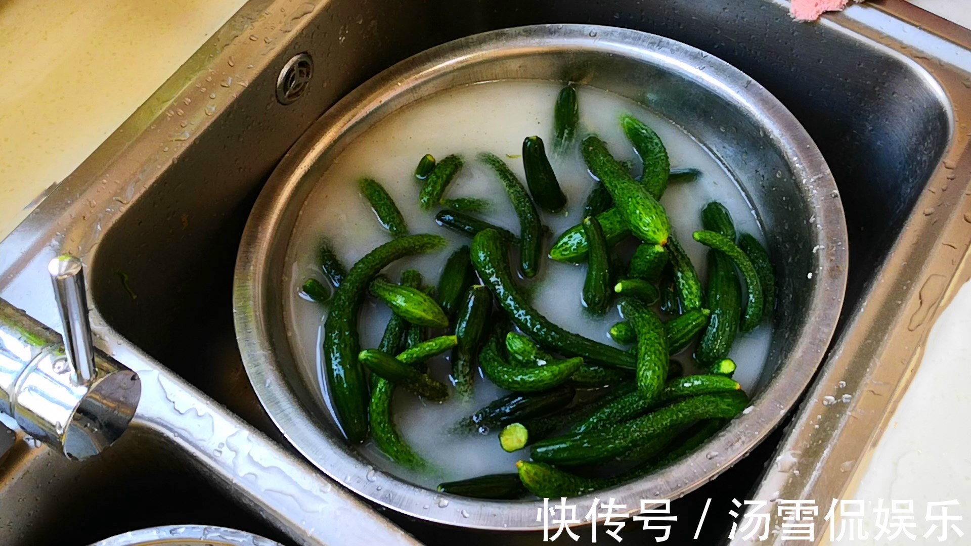 阳台上|腌黄瓜时,只会加盐就外行了,多加1味调料,又脆又绿格外香!