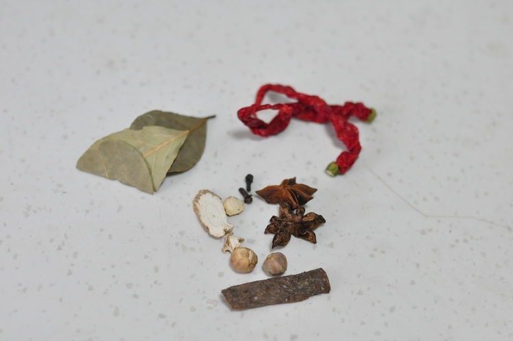 土豆跟排骨一起烧，色香味俱全，越吃越香