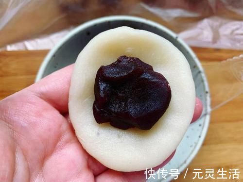 炸糖糕时，用开水和面还是冷水和面？学会1招，个个空心不破皮