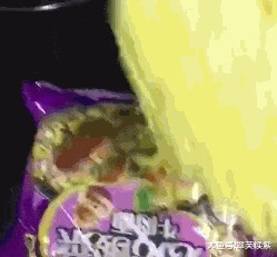 |搞笑GIF:突然感觉不对劲 以后再也不穿裙子帮人推车了