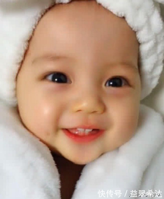 六个月|妈妈第一次喂七个多月的宝宝吃榴莲,宝宝的反应,真是超级甜啊