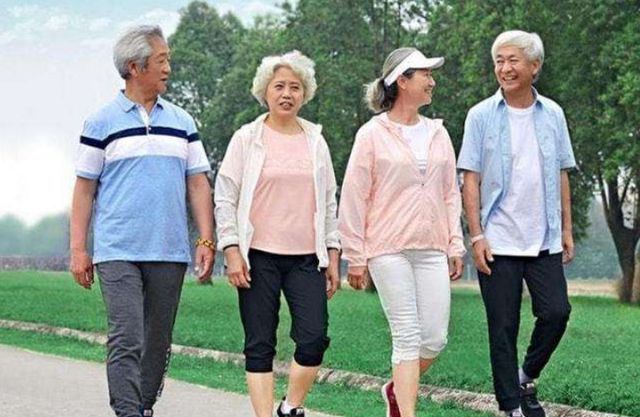 手脚麻木|多走路可以降低血脂?医生:不妨多吃这4种食物,或比走路效果好