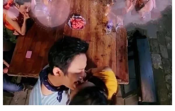 cp|赵丽颖做客《冰箱》，与何炅拥抱方式甜出天际，cp合体网友爷青回