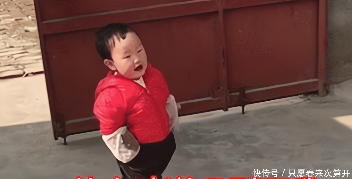 孩子|萌娃大摇大摆上门“蹭吃”火了,双手插兜表情贼逗:婶,我又来了