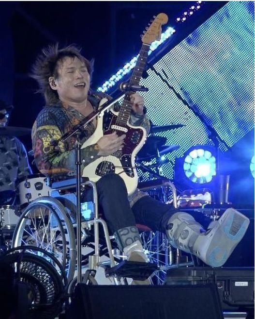 他是搖滾教父,出道30年與妻子丁克17年,52歲坐輪椅演唱