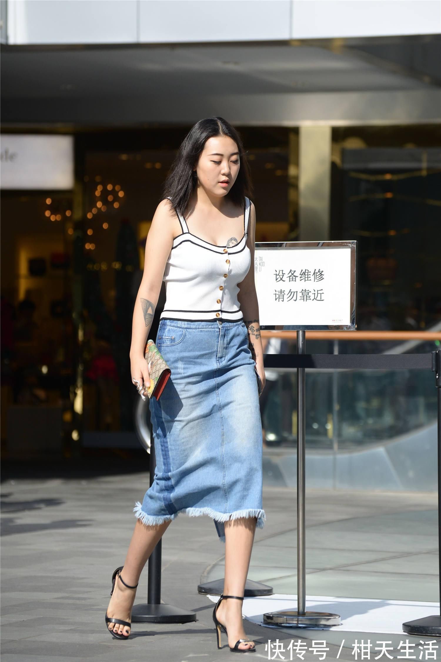 紧身裙|纯白色的吊带紧身裙，搭配红色高跟鞋，特别显身材