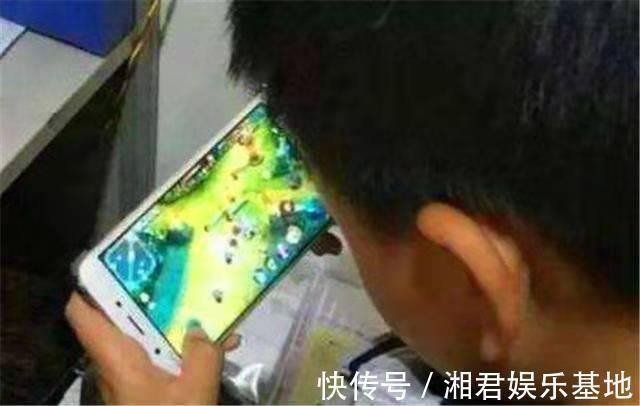 外甥|小舅贪玩带娃走红,竟把宝宝挂门上,网友同情小外甥!