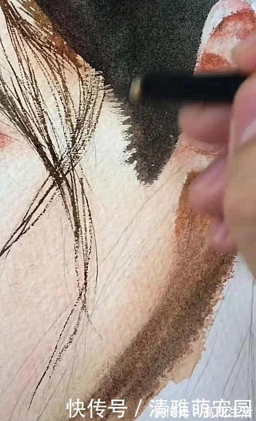 颜料@美术生在纸上“泼咖啡”,本以为个青铜,看到成品:润玉重现了?