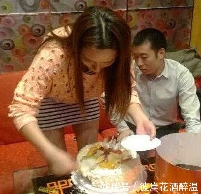 姑娘只是来把头发拉直而已,用得着四个男理发师奉陪吗