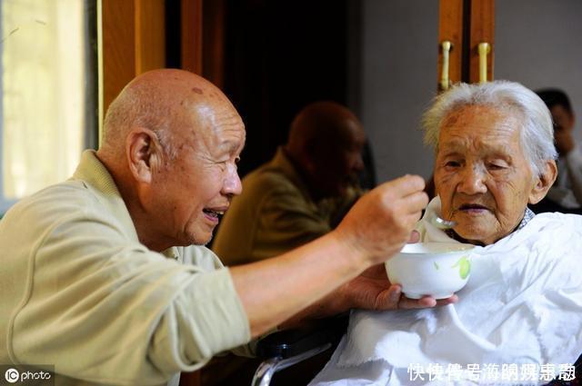 人到中年|长寿的人,早上起床爱做3件事,若占一个,恭喜可能长命百岁!