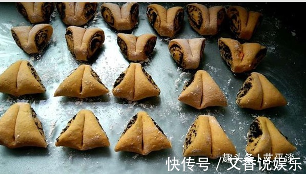 南瓜搅一搅，加1把黑芝麻，不蒸不油炸，焦酥香软好看又好吃