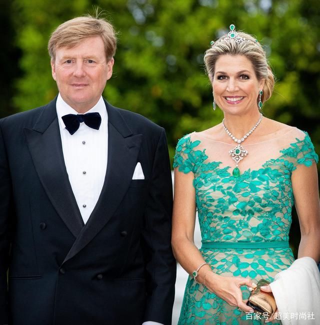 荷兰王室的这件珠宝太值了！皇冠拆成耳环用，祖母绿能换成钻石戴