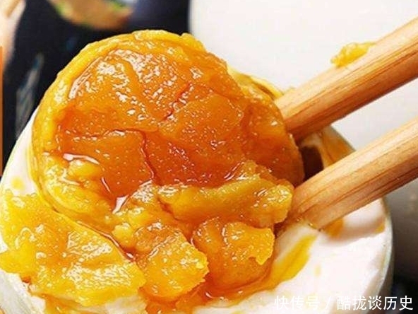 腌咸鸭蛋，别只加盐和白酒，多加40g它，个个流油，更香更入味