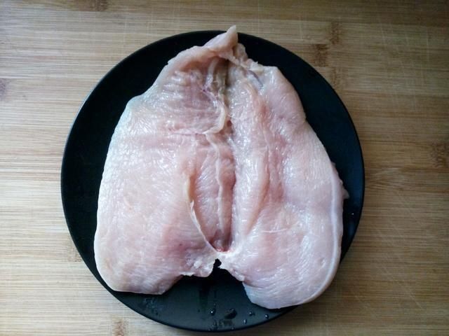 鸡排风靡大街小巷，自己动手就能做，只要会用烤箱就行