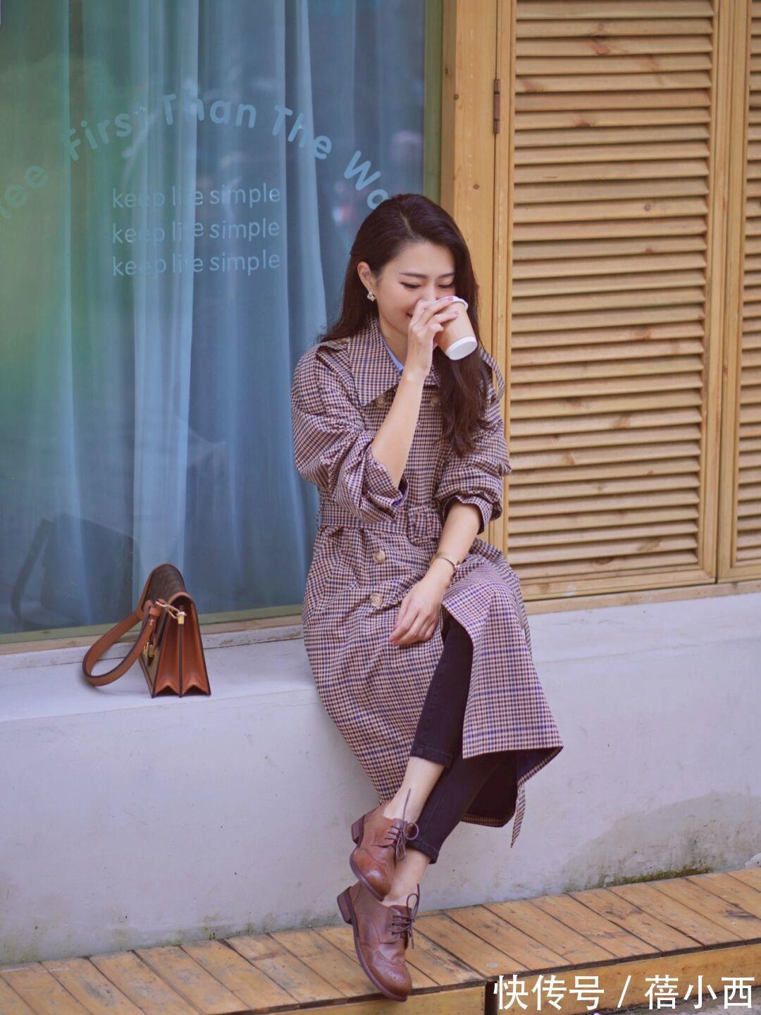 搭配|40岁女人穿风衣要“大气”,get这4个搭配重点,气质不俗反而高级