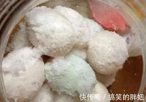 腌鸭蛋时,别只会加白酒和食盐多加一点它,蛋黄个个起沙流大油