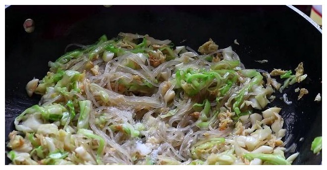 包菜和粉条放在一起,简单一做,比吃肉还香,超简单
