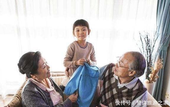 宝妈|“最美外婆”产房外火了,风头盖过刚出生宝宝,生护士都看直了眼