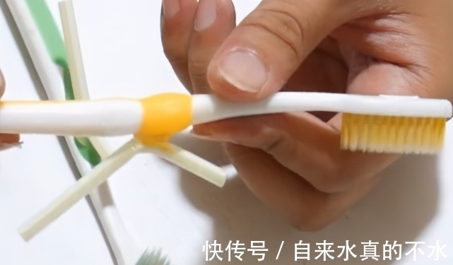 牙刷上粘一根吸管,解决了出差旅行的难题,10个人9个人都需要