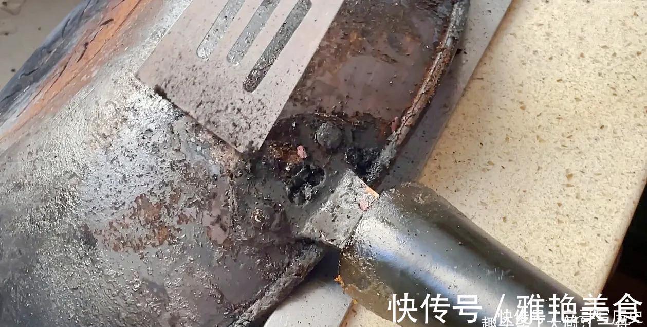 锅底|铁锅,锅底黑垢油污多怎么去除?教你一招,铁锅立马变新锅