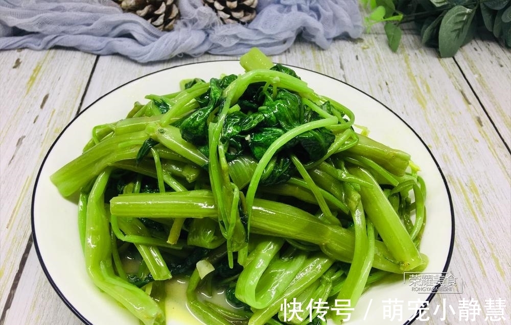 食用油|炒空心菜，直接炒就不对了，多加一个步骤，翠绿不发黑，十分脆嫩