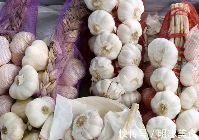 保存大蒜原来如此简单,牢记1招,大蒜放一年都不长芽不干瘪!