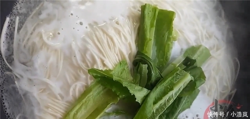 小编|面条这样吃真过瘾,直接往锅里一扔,比牛肉面还香,一顿2盘不够