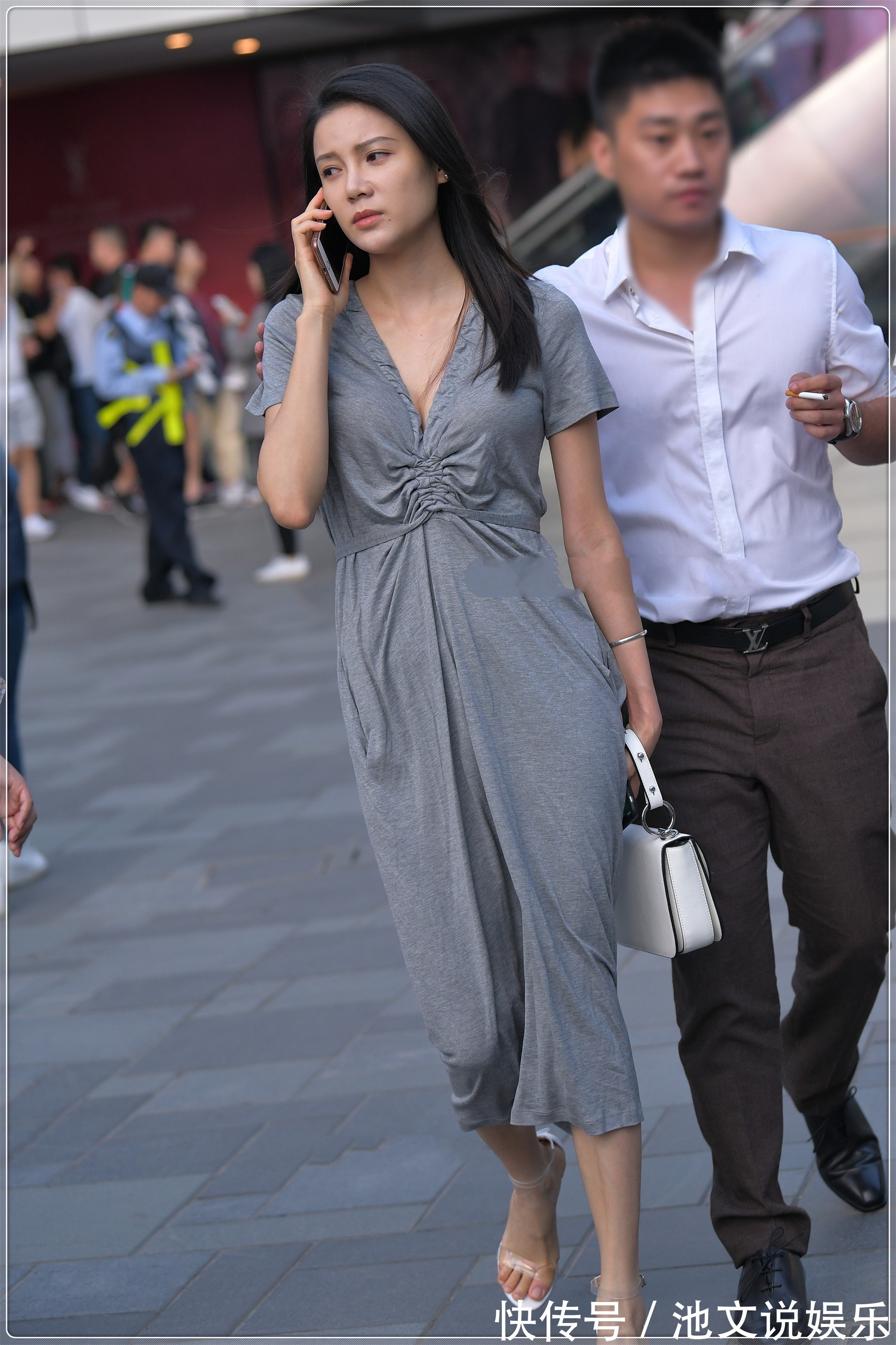 凉鞋 灰色莫代尔长裙搭配透明凉鞋,贴身舒适,质感十足