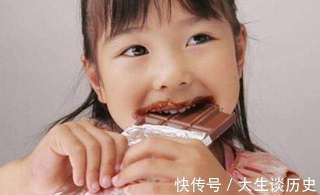 丽丽|我们的孩子正在被“催熟”，这些黑名单零食，家长们尽量别买