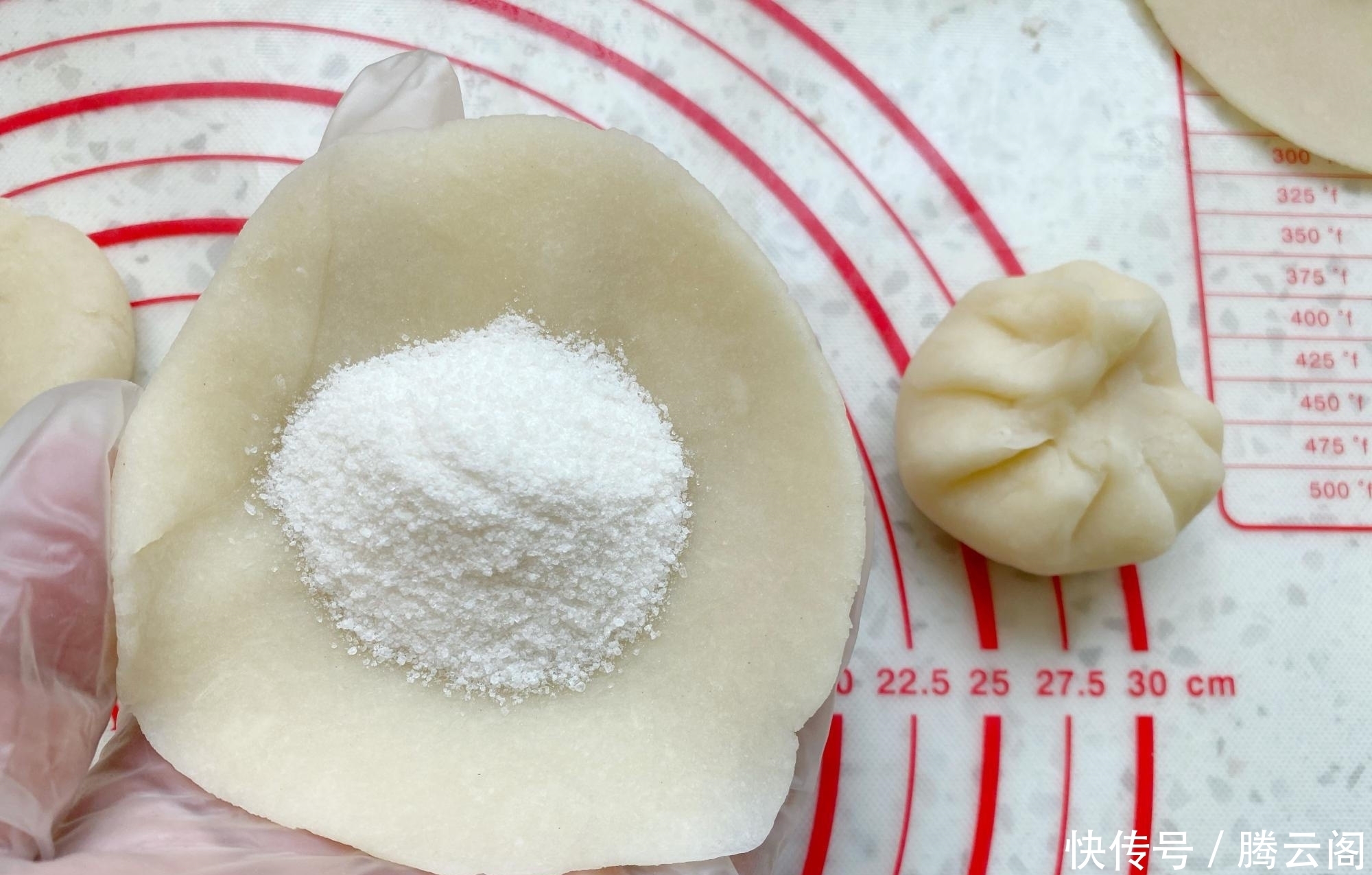 炸糖糕时,第1步直接开水烫面就错了,多加这1步糖糕空心不破皮
