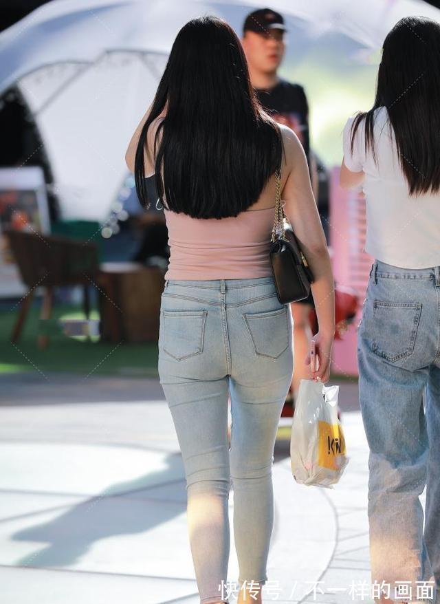 针织 长款牛仔打底裤搭配粉色上衣,好看甜美,展现女性的气质
