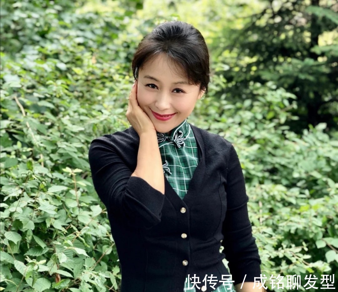 裙装|五十多岁的女人会不会穿衣,看这三点就知道,和长相身材关系不大