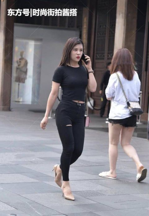 打扮|黑色牛仔裤搭配黑色紧身T恤,天气再热也要把自己打扮的“时尚”