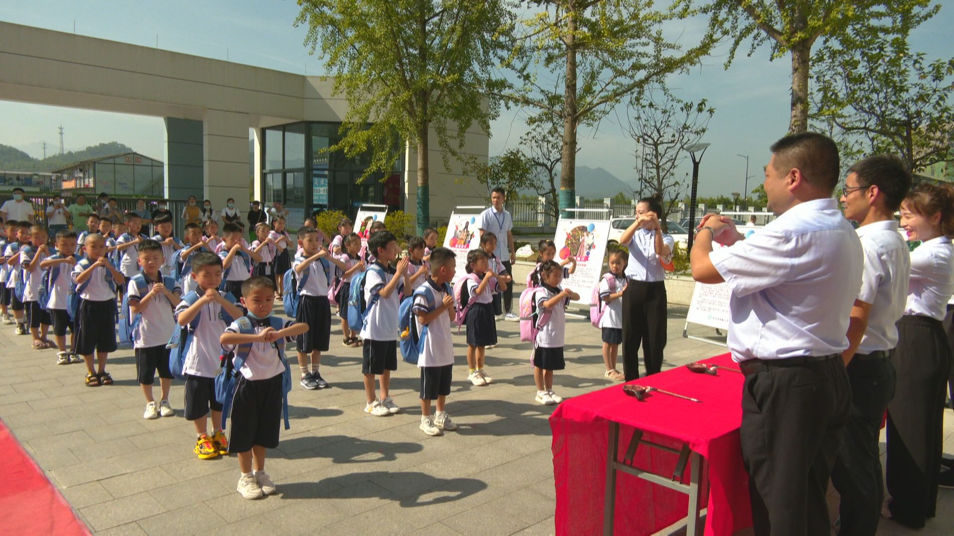 桐庐小学|“朱砂启智”“拜师行礼” ……桐庐小学的迎新活动满满的仪式感！