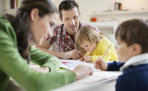 高收入|接娃时间也要“比一比”?高收入家长居然排底层,家长欲哭无泪