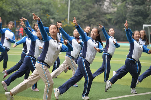 广播体操现在开始，原地踏步走……