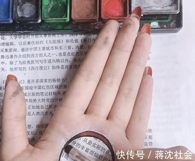 特效@美术生画“透视手”,开始少在那充大头,成品还以为是特效