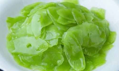 炒莴笋时,不要切了就下锅炒,多做一步,莴笋更脆更入味,好吃